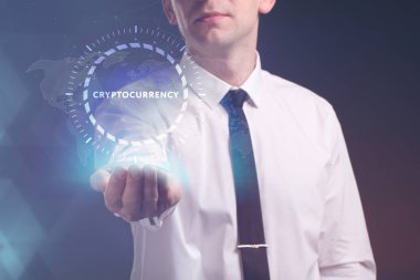 İş, teknoloji, Internet ve ağ kavramı. Geleceğin sanal bir ekranda çalışan genç bir girişimci ve yazıt görür: Cryptocurrency