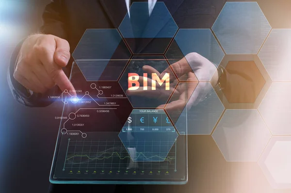 İş, teknoloji, internet ve şebeke kavramı. Geleceğin sanal ekranı üzerinde çalışan genç bir girişimci yazıyı görür: BIM
