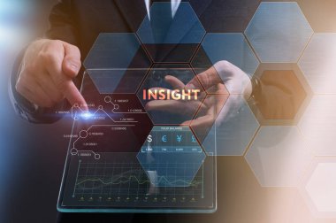 İş, teknoloji, Internet ve ağ kavramı. Geleceğin sanal bir ekranda çalışan genç bir girişimci ve yazıt görür: Insight