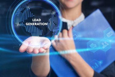 İş, Teknoloji, İnternet ve ağ konsepti. Genç işadamı geleceğin sanal ekranı üzerinde çalışıyor ve yazıyı görüyor.: 