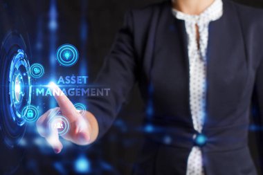 İş, Teknoloji, İnternet ve ağ konsepti. Genç işadamı geleceğin sanal ekranı üzerinde çalışıyor ve yazıyı görüyor.: 