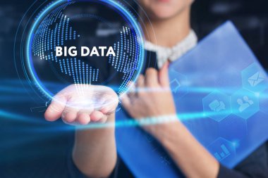 İş, Teknoloji, İnternet ve ağ konsepti. Genç işadamı geleceğin sanal ekranı üzerinde çalışıyor ve yazıyı görüyor.: 