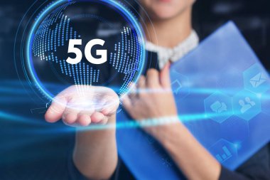 İş, Teknoloji, İnternet ve ağ konsepti. Genç işadamı geleceğin sanal ekranı üzerinde çalışıyor ve yazıyı görüyor.: 