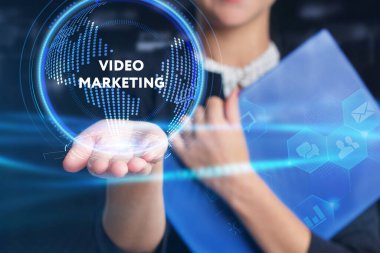 İş, Teknoloji, İnternet ve ağ konsepti. Genç işadamı geleceğin sanal ekranı üzerinde çalışıyor ve yazıyı görüyor.: 