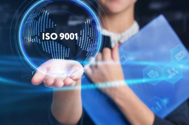 İş, Teknoloji, İnternet ve ağ konsepti. Genç işadamı geleceğin sanal ekranı üzerinde çalışıyor ve yazıyı görüyor.: 