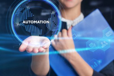 İş, Teknoloji, İnternet ve ağ konsepti. Genç işadamı geleceğin sanal ekranı üzerinde çalışıyor ve yazıyı görüyor.: 