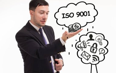 İş, teknoloji, internet ve ağ konsepti. Genç işadamı başarılı büyüme adımları üzerinde düşünüyor: ISO 9001