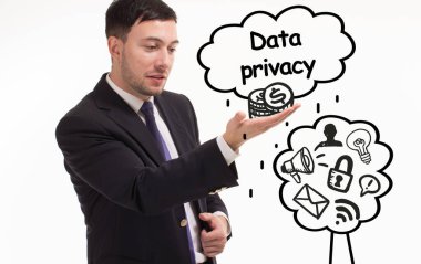 İş, teknoloji, internet ve ağ konsepti. Genç işadamı başarılı büyüme adımları üzerinde düşünüyor: Veri gizliliği