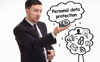 İş, teknoloji, internet ve ağ konsepti. Genç işadamı başarılı büyüme adımları üzerinde düşünüyor: Kişisel veri koruması