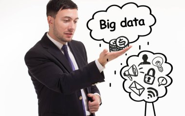 İş, teknoloji, internet ve ağ konsepti. Genç işadamı başarılı büyüme adımları üzerinde düşünüyor: büyük veriler