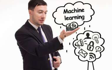 İş, teknoloji, internet ve ağ konsepti. Genç işadamı başarılı büyüme adımları üzerinde düşünüyor: Makine öğrenimi