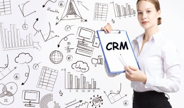 İş, teknoloji, internet ve ağ konsepti. Genç işadamı başarılı büyüme adımları üzerinde düşünüyor: CRM