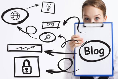 İş, teknoloji, internet ve ağ konsepti. Genç işadamı başarılı büyüme adımları üzerinde düşünüyor: Blog