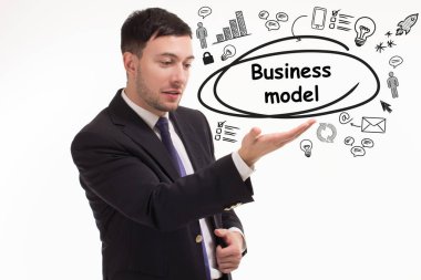 İş, teknoloji, internet ve ağ konsepti. Genç işadamı başarılı büyüme adımları üzerinde düşünüyor: iş modeli