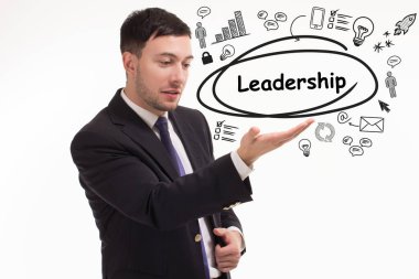 İş, teknoloji, internet ve ağ konsepti. Genç işadamı başarılı büyüme adımları üzerinde düşünüyor: Liderlik