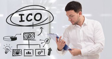 İş, teknoloji, internet ve ağ konsepti. Genç işadamı başarılı büyüme adımları üzerinde düşünüyor: ICO