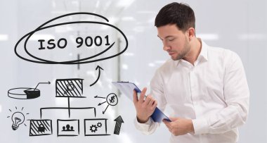 İş, teknoloji, internet ve ağ konsepti. Genç işadamı başarılı büyüme adımları üzerinde düşünüyor: ISO 9001