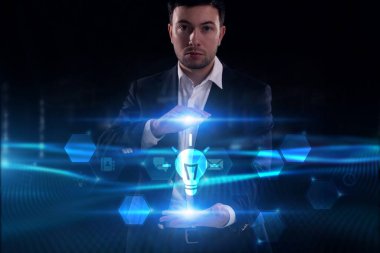 İş, Teknoloji, İnternet ve ağ konsepti. Genç işadamı geleceğin sanal ekranı üzerinde çalışıyor ve yazıyı görüyor.: 