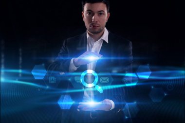 İş, Teknoloji, İnternet ve ağ konsepti. Genç işadamı geleceğin sanal ekranı üzerinde çalışıyor ve yazıyı görüyor.: 