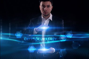 İş, Teknoloji, İnternet ve ağ konsepti. Genç işadamı geleceğin sanal ekranı üzerinde çalışıyor ve yazıyı görüyor: kripto para birimi