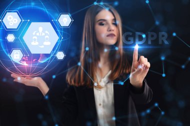 İş, Teknoloji, İnternet ve ağ konsepti. Genç işadamı geleceğin sanal ekranı üzerinde çalışıyor ve GDPR yazısını görüyor.