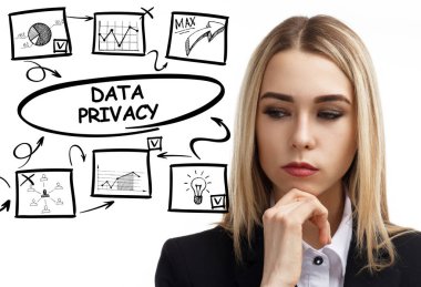 İş, teknoloji, internet ve ağ konsepti. Genç işadamı başarılı büyüme adımları üzerinde düşünüyor: Veri gizliliği