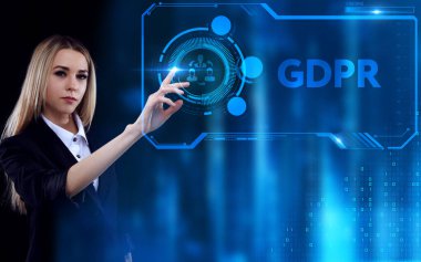 İş, Teknoloji, İnternet ve ağ konsepti. Genç işadamı geleceğin sanal ekranı üzerinde çalışıyor ve GDPR yazısını görüyor.
