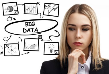 İş, teknoloji, internet ve ağ konsepti. Genç işadamı başarılı büyüme adımları üzerinde düşünüyor: büyük veriler