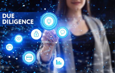 İş, Teknoloji, İnternet ve ağ konsepti. Genç işadamı geleceğin sanal ekranı üzerinde çalışıyor ve yazıyı görüyor.: 