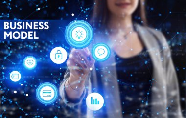 İş, Teknoloji, İnternet ve ağ konsepti. Genç işadamı geleceğin sanal ekranı üzerinde çalışıyor ve yazıyı görüyor.: 