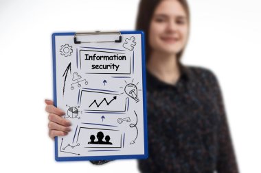 İş, teknoloji, internet ve ağ konsepti. Genç işadamı başarılı büyüme adımları üzerinde düşünüyor: bilgi güvenliği