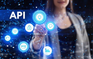 İş, Teknoloji, İnternet ve ağ konsepti. Genç işadamı geleceğin sanal ekranı üzerinde çalışıyor ve yazıyı görüyor.: 