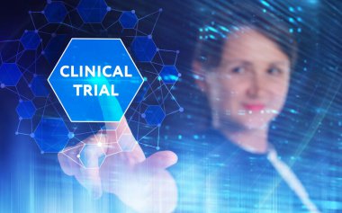 İş, Teknoloji, İnternet ve ağ konsepti. Genç işadamı geleceğin sanal ekranı üzerinde çalışıyor ve yazıyı görüyor.: 