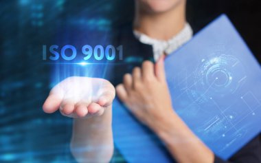 İş, Teknoloji, İnternet ve ağ konsepti. Genç işadamı geleceğin sanal ekranı üzerinde çalışıyor ve yazıyı görüyor.: 