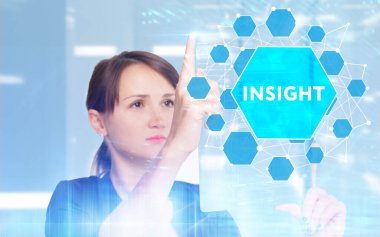 İş, Teknoloji, İnternet ve ağ konsepti. Genç işadamı geleceğin sanal ekranı üzerinde çalışıyor ve yazıyı görüyor.: 