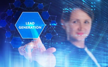 İş, Teknoloji, İnternet ve ağ konsepti. Genç işadamı geleceğin sanal ekranı üzerinde çalışıyor ve yazıyı görüyor.: 