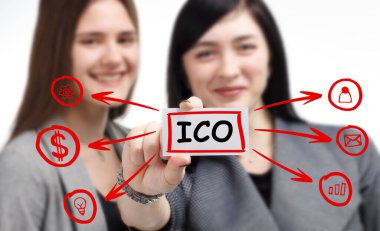 İş, teknoloji, internet ve ağ konsepti. Genç işadamı başarılı bir büyüme için adımlar üzerinde düşünüyor: 