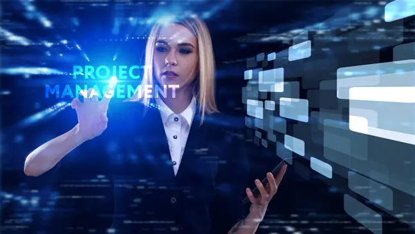 İş, Teknoloji, İnternet ve ağ konsepti. Genç işadamı geleceğin sanal ekranı üzerinde çalışıyor ve yazıyı görüyor: proje yönetimi