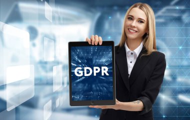 İş, Teknoloji, İnternet ve ağ konsepti. Genç işadamı geleceğin sanal ekranı üzerinde çalışıyor ve GDPR yazısını görüyor.