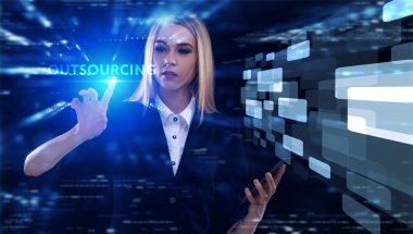 İş, Teknoloji, İnternet ve ağ konsepti. Genç işadamı geleceğin sanal ekranında çalışıyor ve yazıyı görüyor: dış kaynak kullanımı