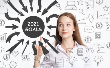 İş, teknoloji, internet ve ağ konsepti. Genç işadamı başarılı büyüme adımları üzerinde düşünüyor: 2021 hedef