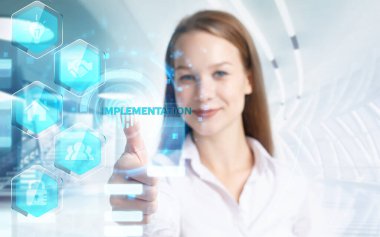 İş, Teknoloji, İnternet ve ağ konsepti. Genç işadamı geleceğin sanal ekranı üzerinde çalışıyor ve yazıyı görüyor: Uygulama