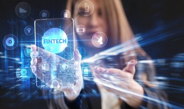 İş, Teknoloji, İnternet ve ağ konsepti. Genç işadamı geleceğin sanal ekranı üzerinde çalışıyor ve Fintech yazısını görüyor.
