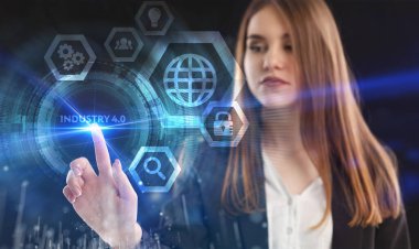 İş, Teknoloji, İnternet ve ağ konsepti. Genç işadamı geleceğin sanal ekranı üzerinde çalışıyor ve yazıyı görüyor: sanayi 4.0