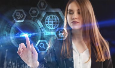 İş, Teknoloji, İnternet ve ağ konsepti. Genç işadamı geleceğin sanal ekranı üzerinde çalışıyor ve yazıyı görüyor: optimizasyon süreci