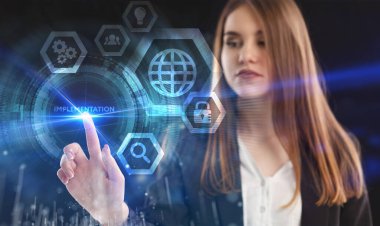 İş, Teknoloji, İnternet ve ağ konsepti. Genç işadamı geleceğin sanal ekranı üzerinde çalışıyor ve yazıyı görüyor: Uygulama