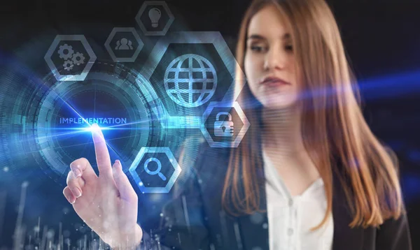 İş, Teknoloji, İnternet ve ağ konsepti. Genç işadamı geleceğin sanal ekranı üzerinde çalışıyor ve yazıyı görüyor: Uygulama