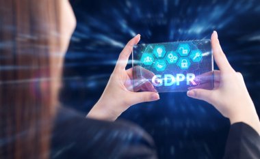 İş, Teknoloji, İnternet ve ağ konsepti. Genç işadamı geleceğin sanal ekranı üzerinde çalışıyor ve GDPR yazısını görüyor.