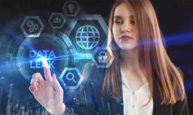 İş, Teknoloji, İnternet ve ağ konsepti. Genç işadamı geleceğin sanal ekranında çalışıyor ve yazıyı görüyor: veri sızıntısı