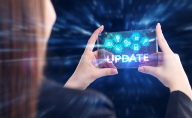 İş, Teknoloji, İnternet ve ağ konsepti. Genç işadamı geleceğin sanal ekranı üzerinde çalışıyor ve yazıyı görüyor: güncelleme